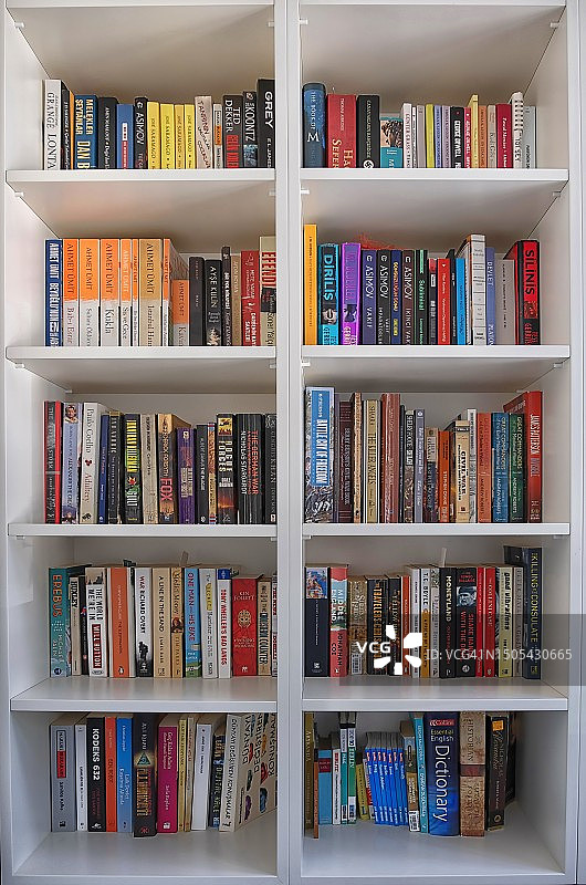 住宅内藏书丰富的图书馆一角图片素材