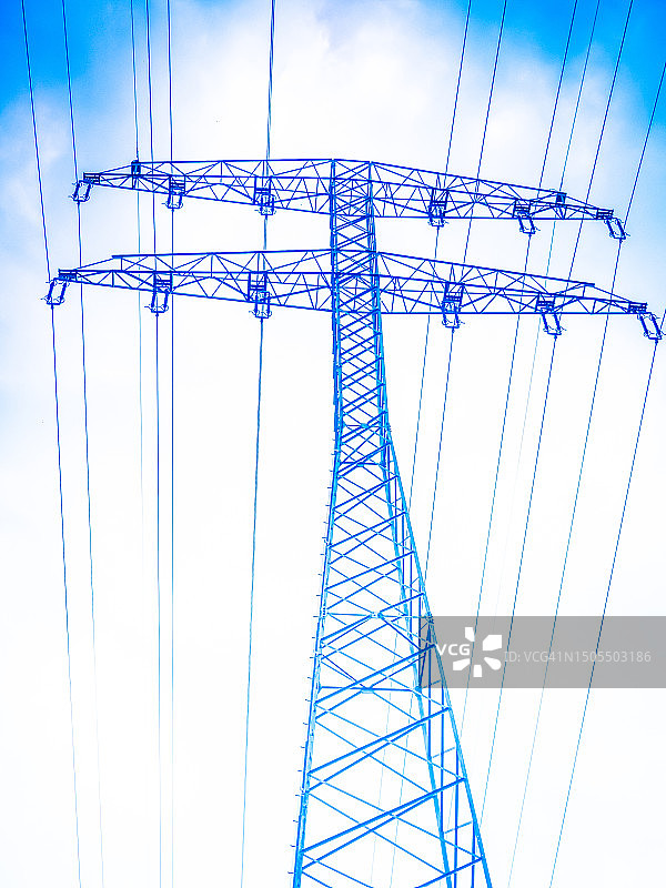 蓝色天空下的高压塔图片素材