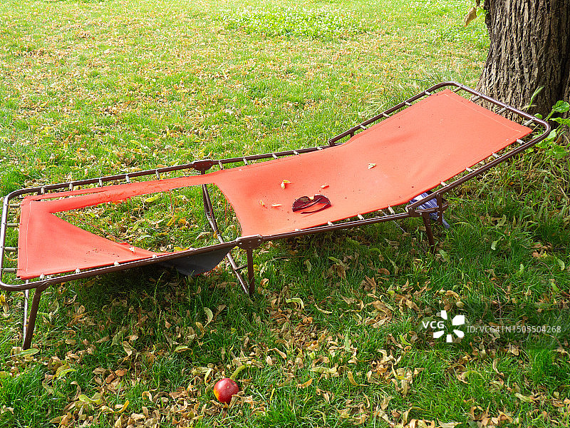 花园或公园里损坏的折叠躺椅图片素材