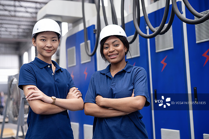 将Z世代融入您的制造业团队，以推广创新理念和解决方案。多元文化生产计划控制工程师在生产线上管理和控制生产过程中的资源分配。图片素材