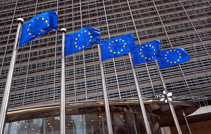 欧盟委员会，贝雷蒙大厦前的欧盟旗帜图片素材