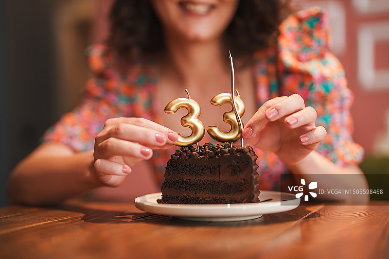 手持生日蜡烛的33岁女人图片素材