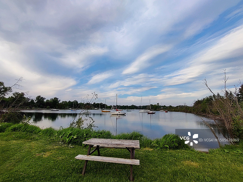 加拿大安大略省苏圣玛丽市贝尔维尤公园的戏剧性晚霞图片素材