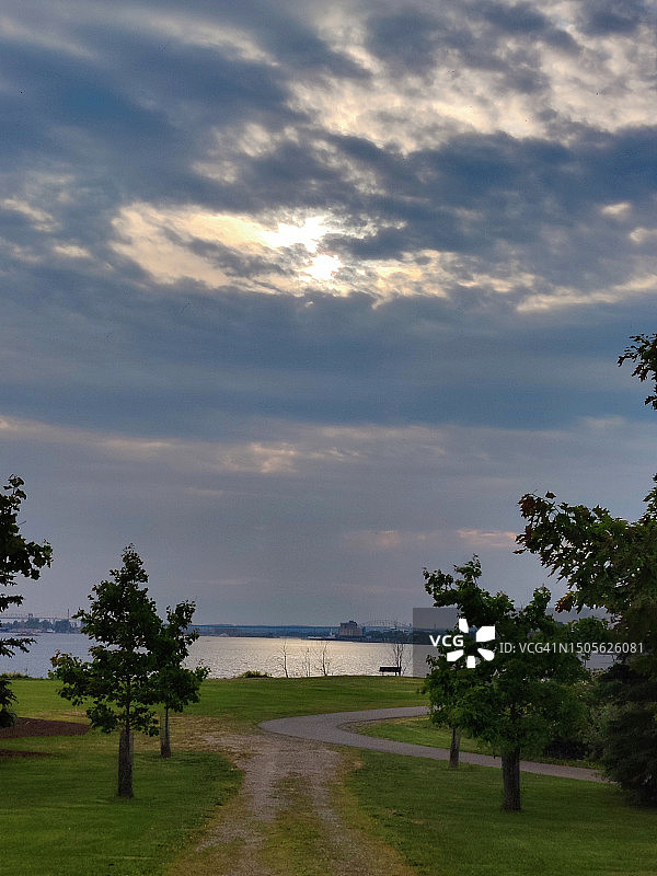 加拿大安大略省苏圣玛丽市贝尔维尤公园的戏剧性晚霞图片素材