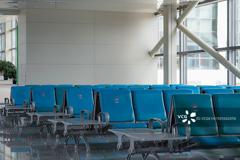 机场航站楼内的空座位图片素材