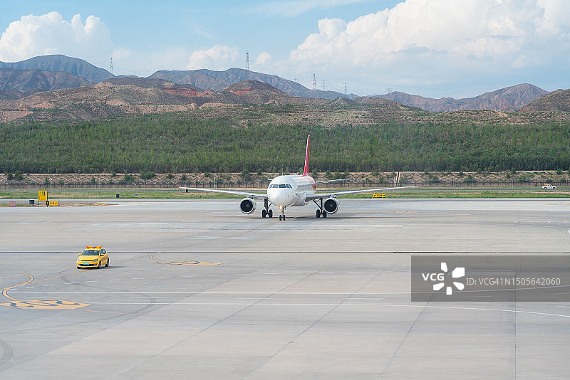 客机刚刚降落在机场图片素材