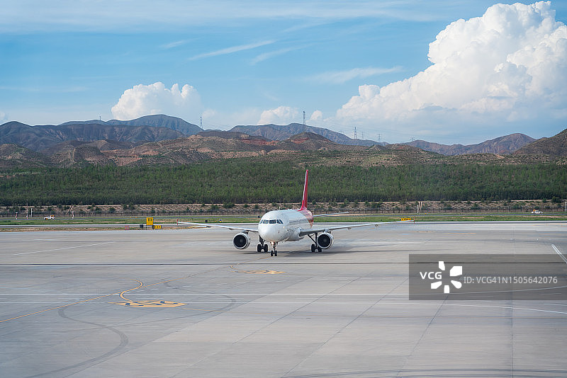 客机刚刚降落在机场图片素材