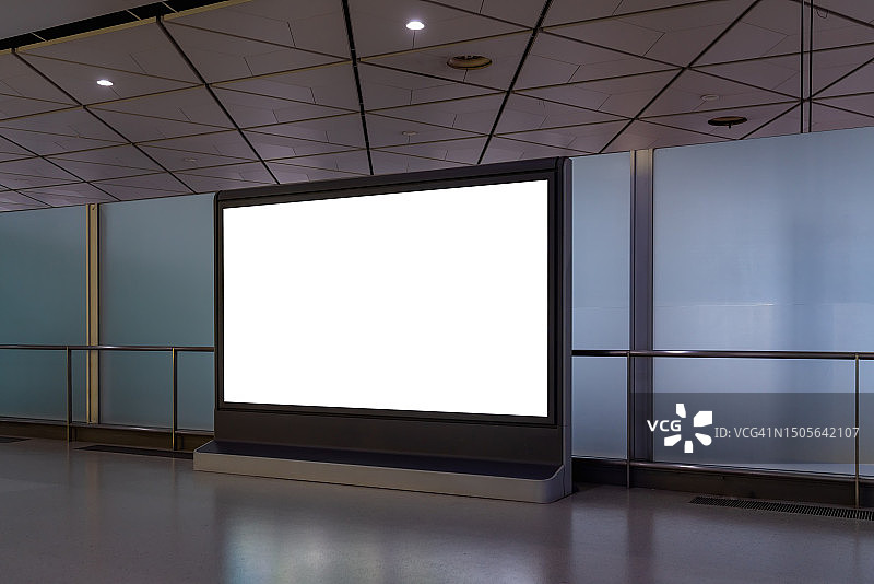 机场航站楼角落的空白广告牌图片素材