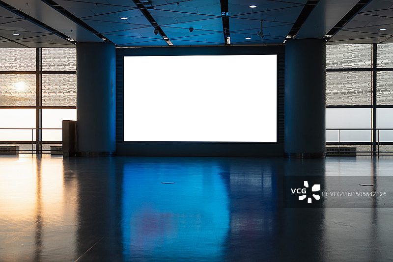 机场航站楼角落的空白广告牌图片素材