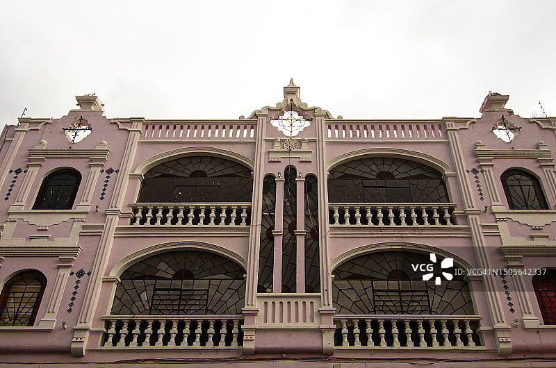 带拱形窗户的三层新古典主义风格建筑立面图片素材