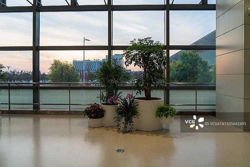 日落时分的机场航站楼一角图片素材