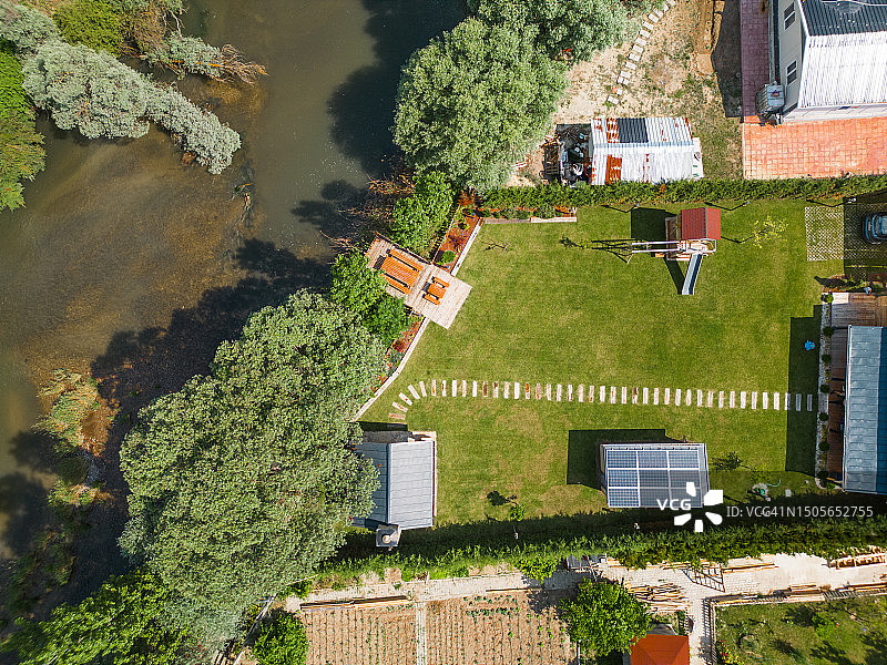 乡村景观航拍：屋顶安装太阳能电池板的房屋图片素材