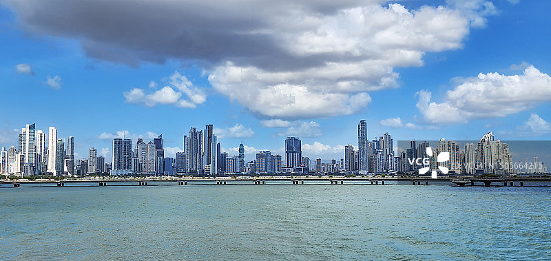 从卡斯科 viejo老城区眺望巴拿马城天际线图片素材