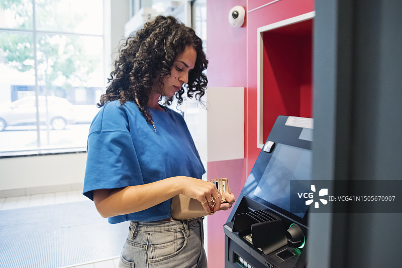 女人在ATM机上办理业务图片素材