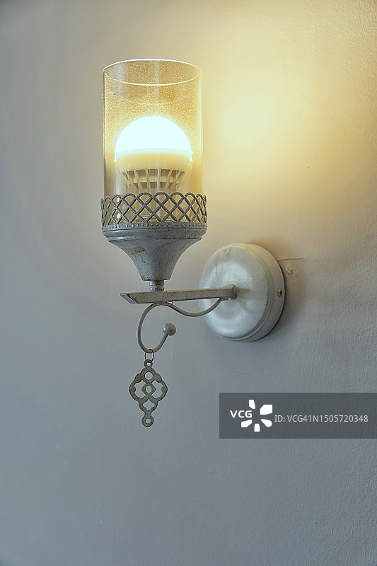 复古风格壁灯的特写图片素材