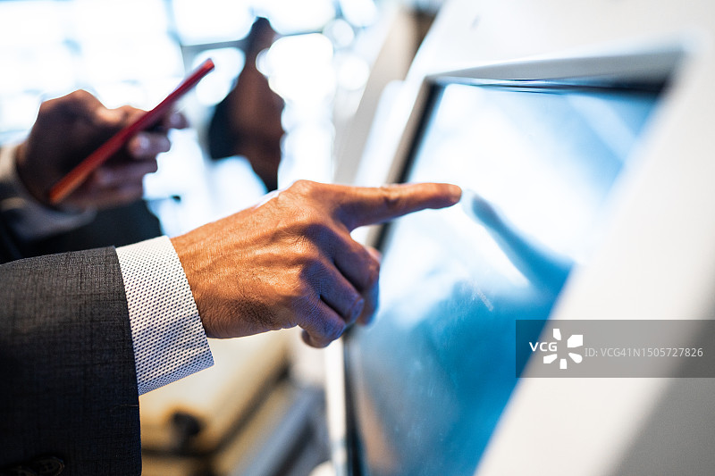 特写：男子在机场使用自助值机图片素材