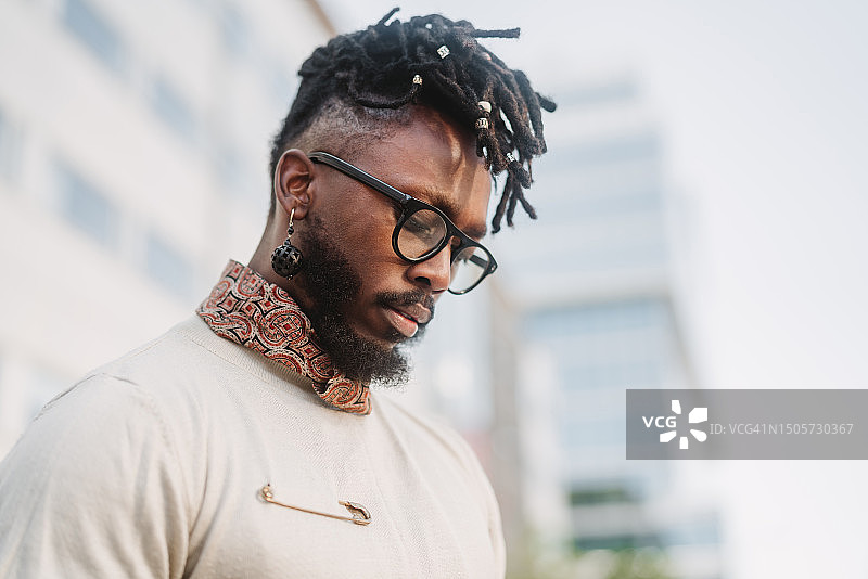 在城市中奔波的年轻男企业家图片素材