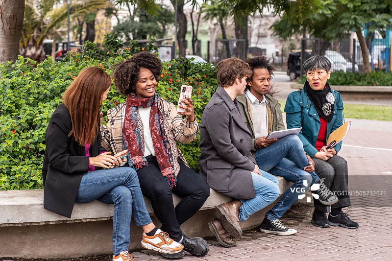 朋友们在城镇广场交谈图片素材