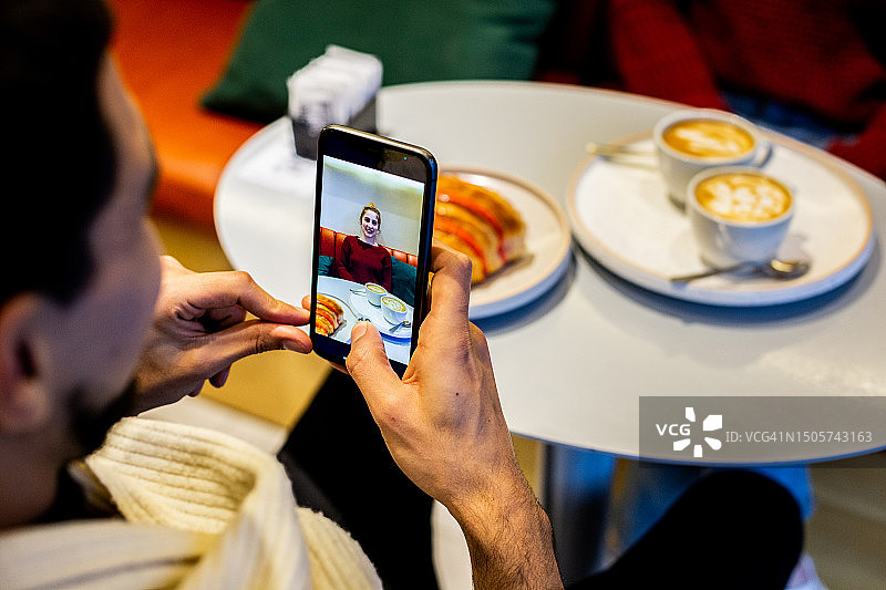 男友在咖啡店拍摄女友图片素材