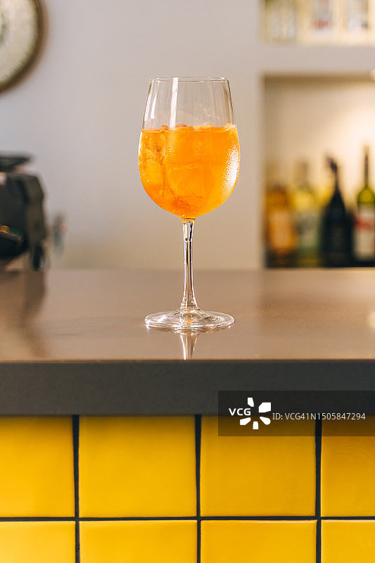 吧台上的橙色冰爽饮料图片素材
