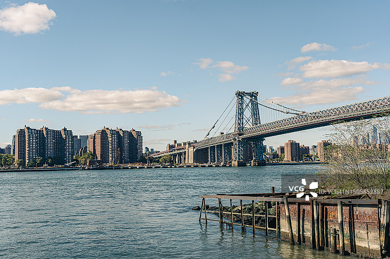 从布鲁克林看到的纽约市河流景观桥梁图片素材