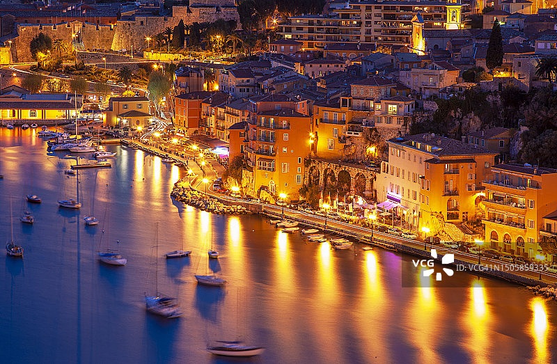 法国里维埃拉，傍晚的自由城及其海湾图片素材