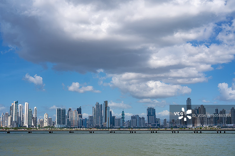 从卡斯科 viejo老城区眺望巴拿马城天际线图片素材