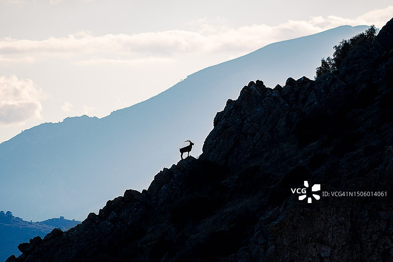 山脉剪影的仰视角度图片素材