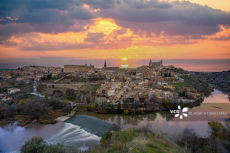 日落时分西班牙托莱多建筑旁的海景图片素材