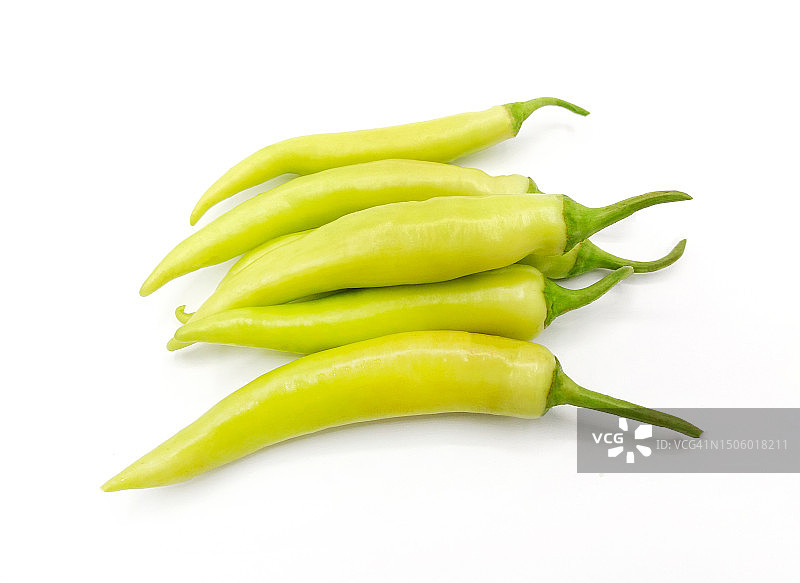 白色背景上的绿色辣椒特写，曼谷，泰国图片素材