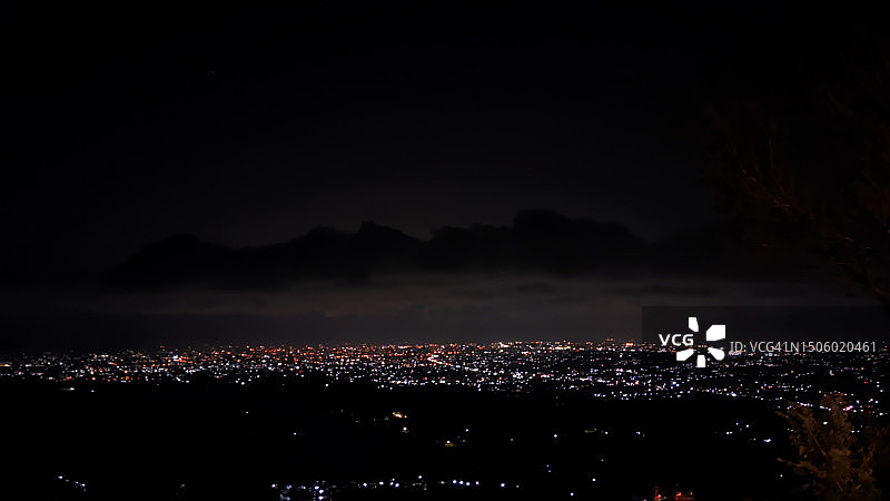 马来西亚巴生港：夜幕下的城市建筑灯光图片素材