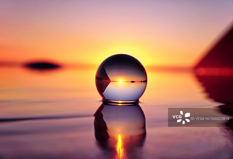 日落时天空背景下的海洋特写图片素材