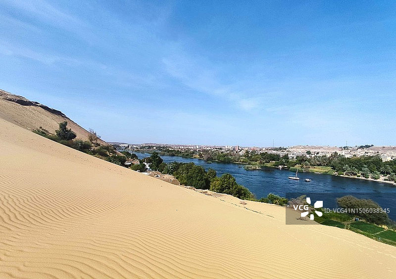埃及蓝色天空下的海滩景色图片素材