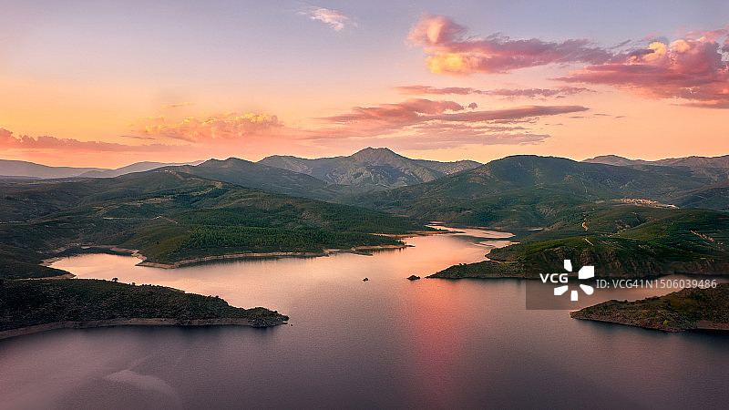 西班牙日落时分湖泊和山脉的风景图片素材