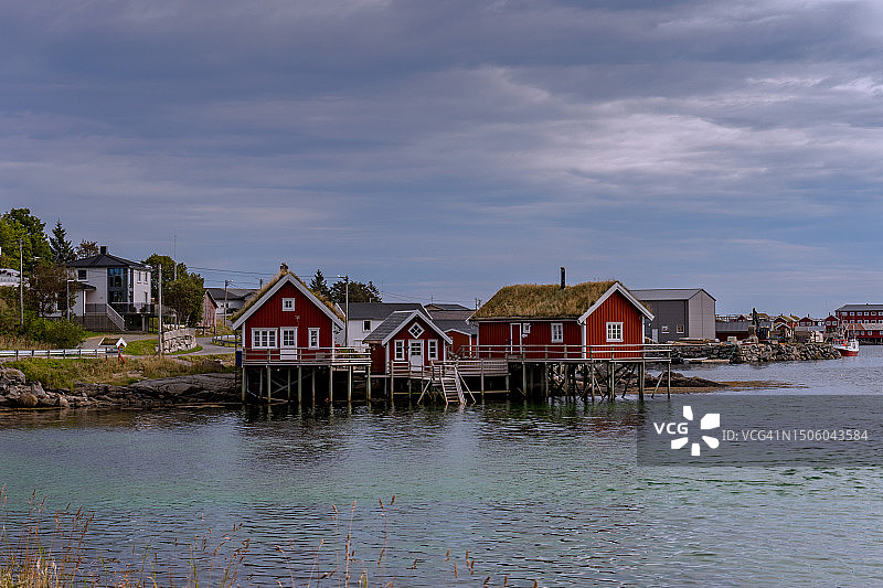 挪威建筑旁海景风光图片素材