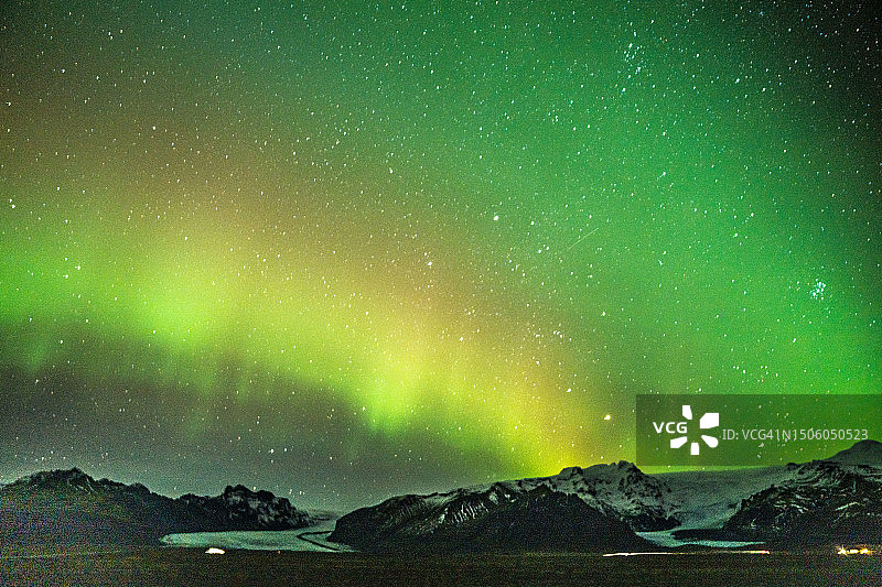 冰岛夜空中湖面上空的北极光图片素材