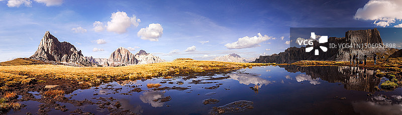 意大利贝卢诺省圣维托迪卡多雷湖泊山脉全景图片素材
