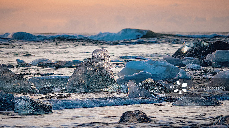 冬季冰岛钻石海滩的壮丽海景图片素材