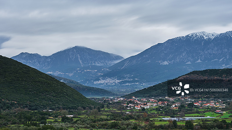 城镇景观和山脉的风景图片素材