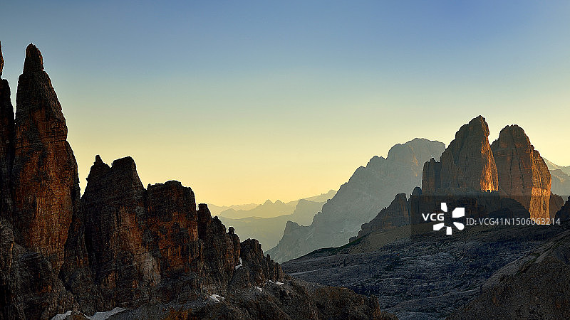 意大利阿尔卑斯山路岩石山脉全景图片素材