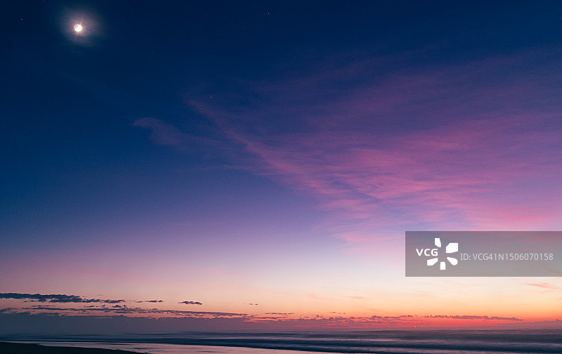 法国勒波尔日日落时分的海景图片素材