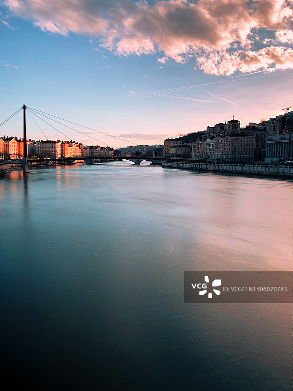 法国里昂多云天空下的河上桥梁景观图片素材