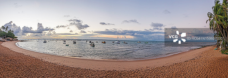巴西，Praia do Forte，日落时分以天空为背景的海滩全景图片素材