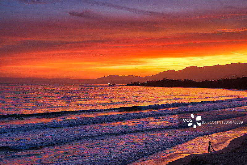 美国加利福尼亚州卡平特里亚橙色天空下的海景图片素材