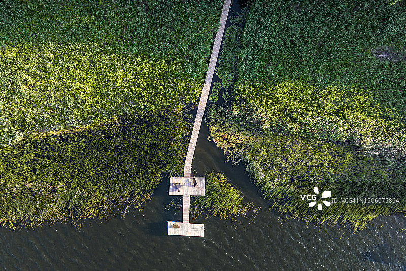 航拍湖面栈桥图片素材