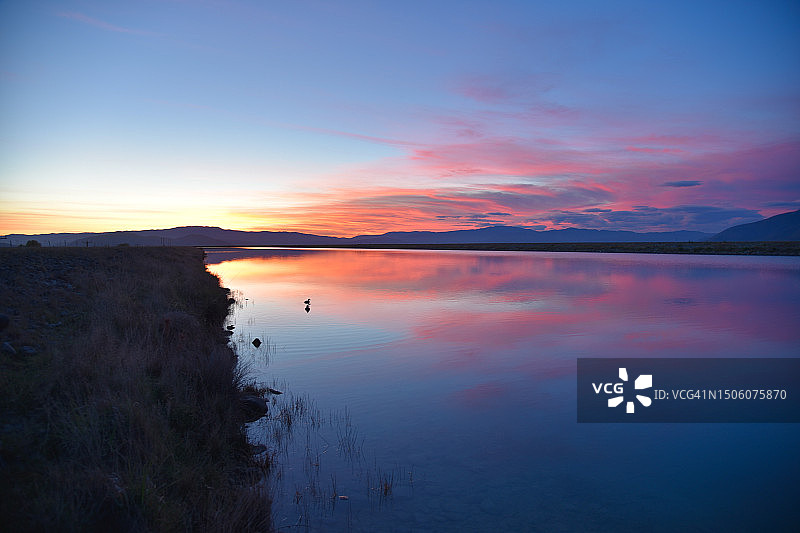 新西兰蒂卡普湖日落时分的湖光山色图片素材