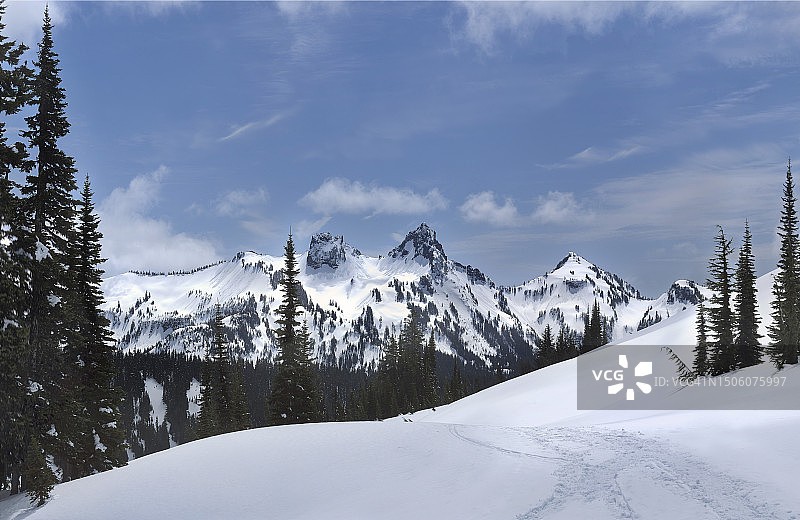 瑞尼尔山国家公园的雪山美景图片素材