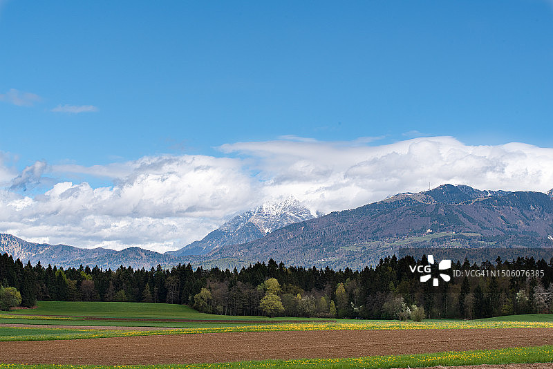 斯洛文尼亚的田野和山脉风光图片素材