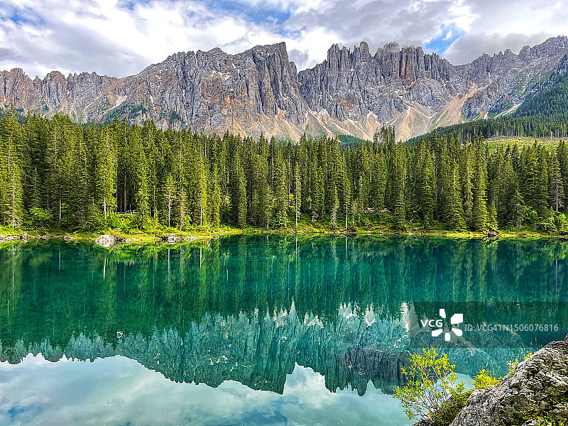 山傍天的湖景图片素材