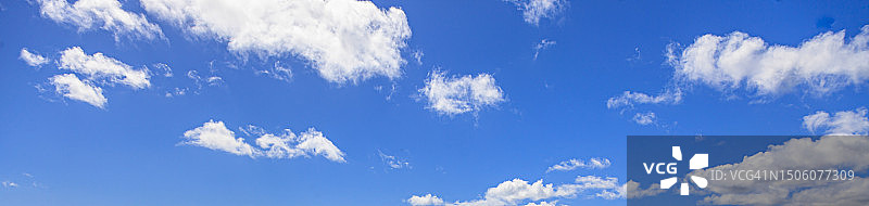 德国法兰克福天空云朵的仰视角度图片素材